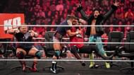 WWE Raw में केविन ओवेंस अल्फा अकादमी के चैड गेबल को अपना ट्रेडमार्क स्टनर मूव देते हुए